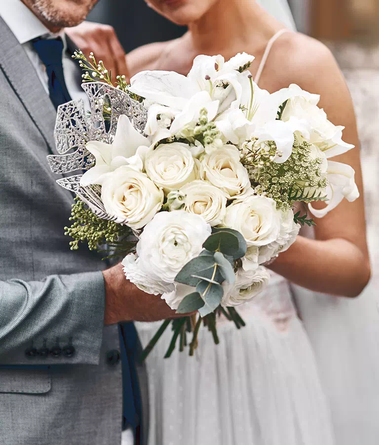 Małżeństwo trzymające kwiaty